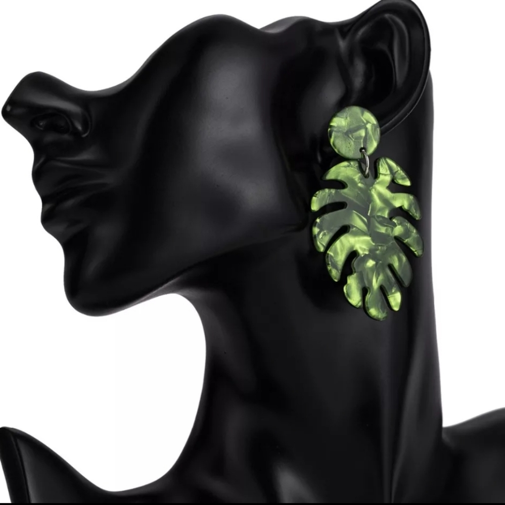 🔹️Green Tortoise Leaf Acrylic Statement Earrings - Picture 4 of 5